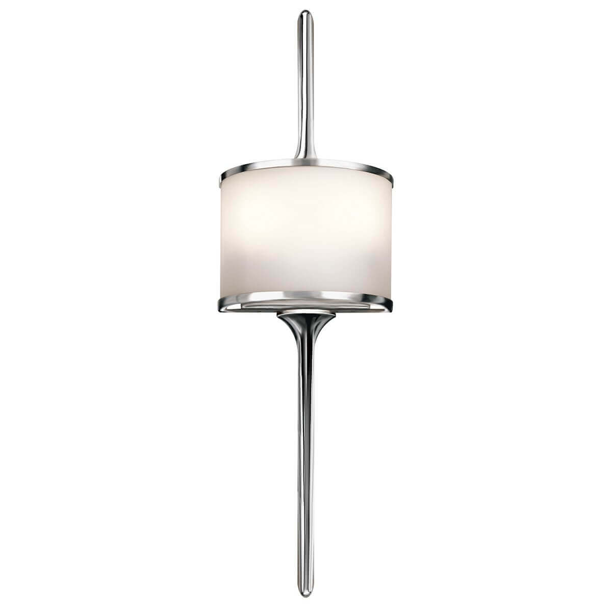 Vue de face du luminaire sur fond blanc, tige chromée et abat-jour cylindrique