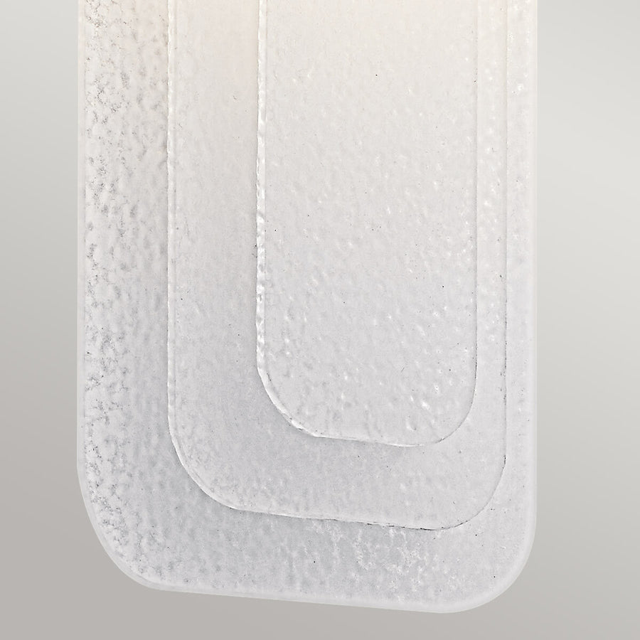 Détail du bas de la plaque de verre aux angles arrondis et granuleux