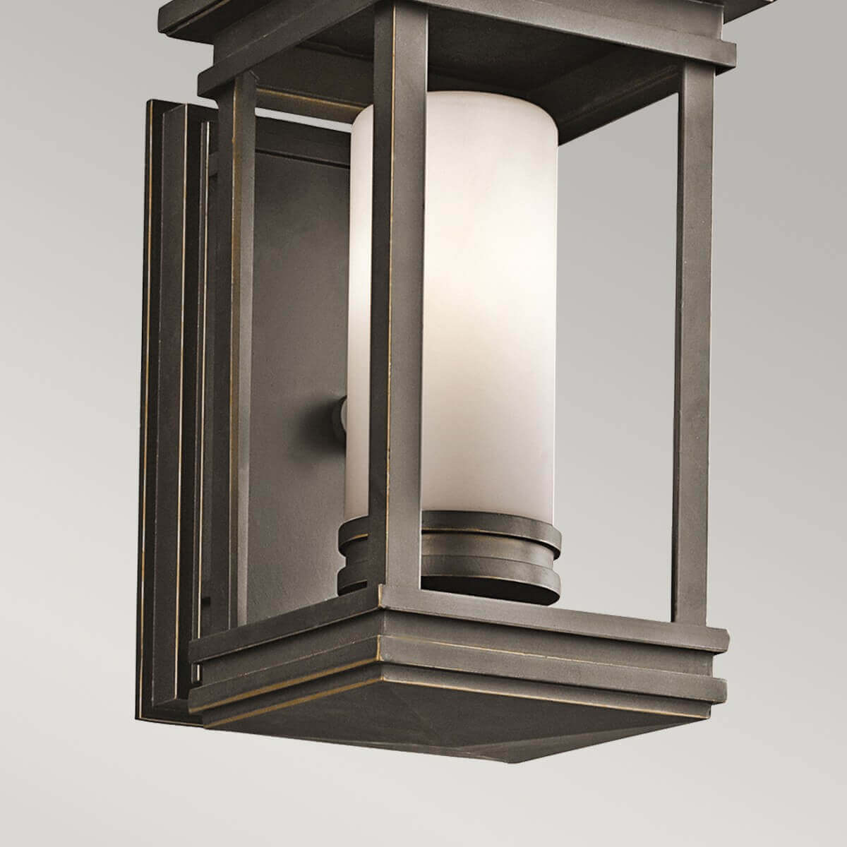 Détail du bas de l'applique montrant la base et le verre cylindrique.