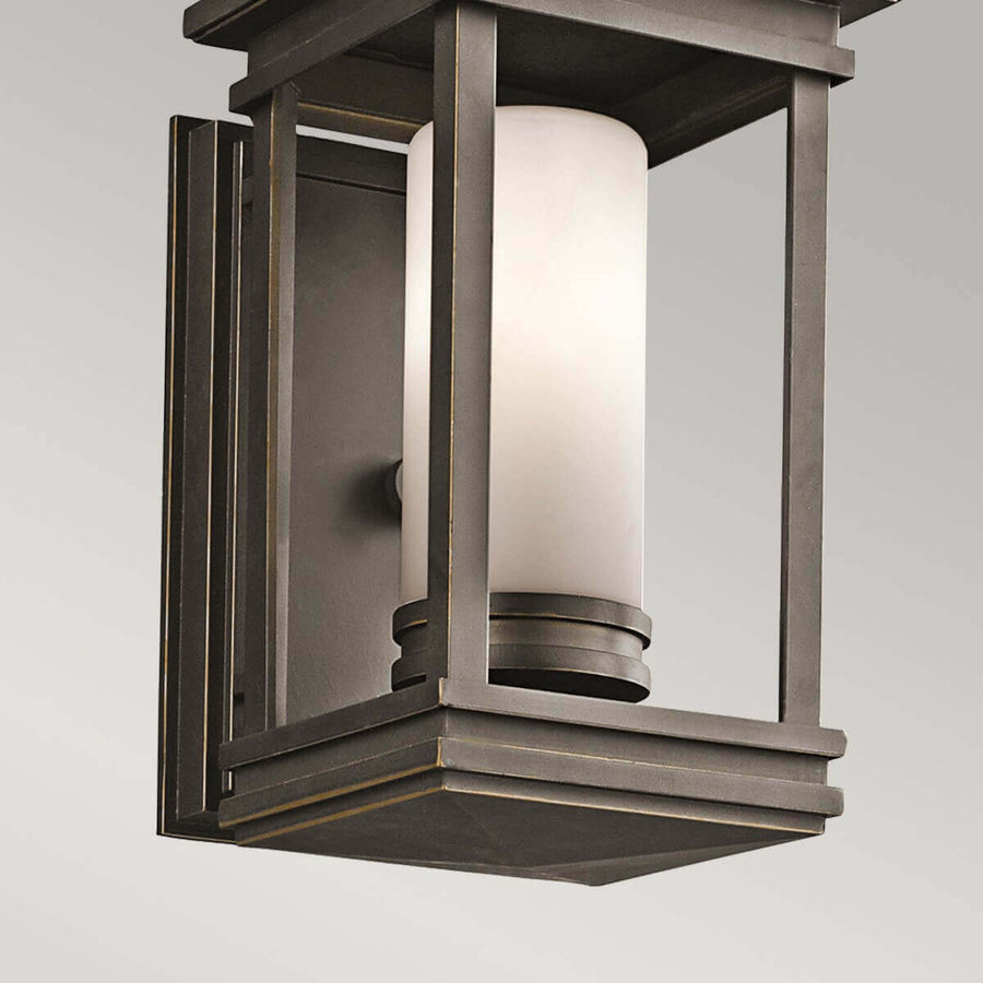 Détail du bas de l'applique montrant la base et le verre cylindrique.