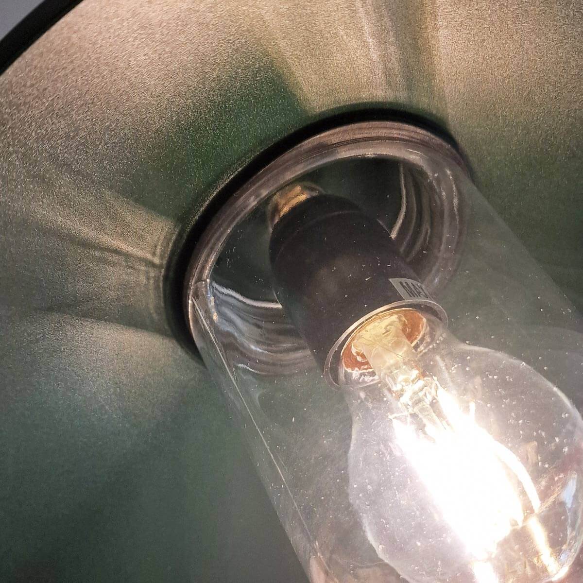 Détail de l'intérieur avec douille, ampoule allumée et verre transparent