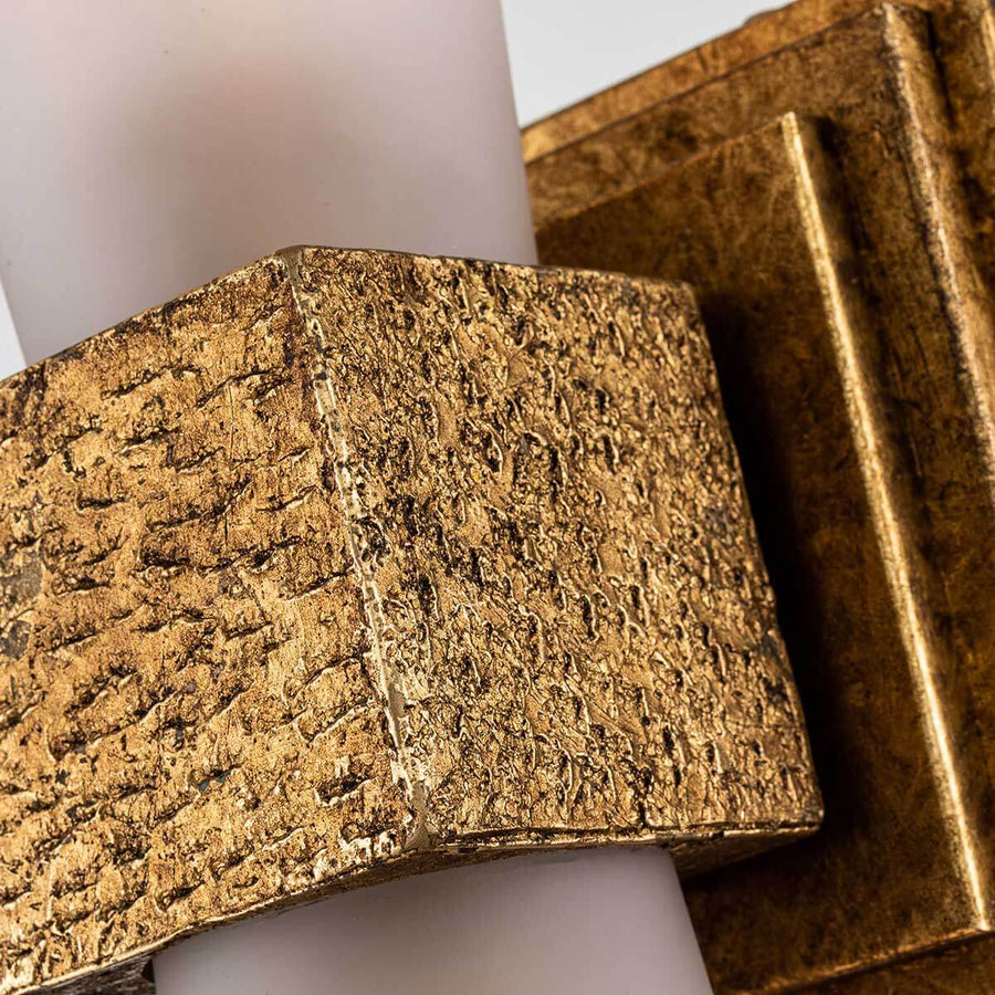 Gros plan sur la bague centrale dorée au relief martelé