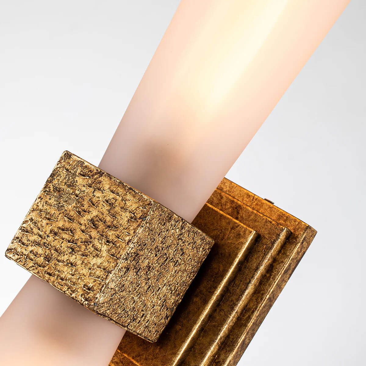 Vue rapprochée du verre opale et de la fixation dorée