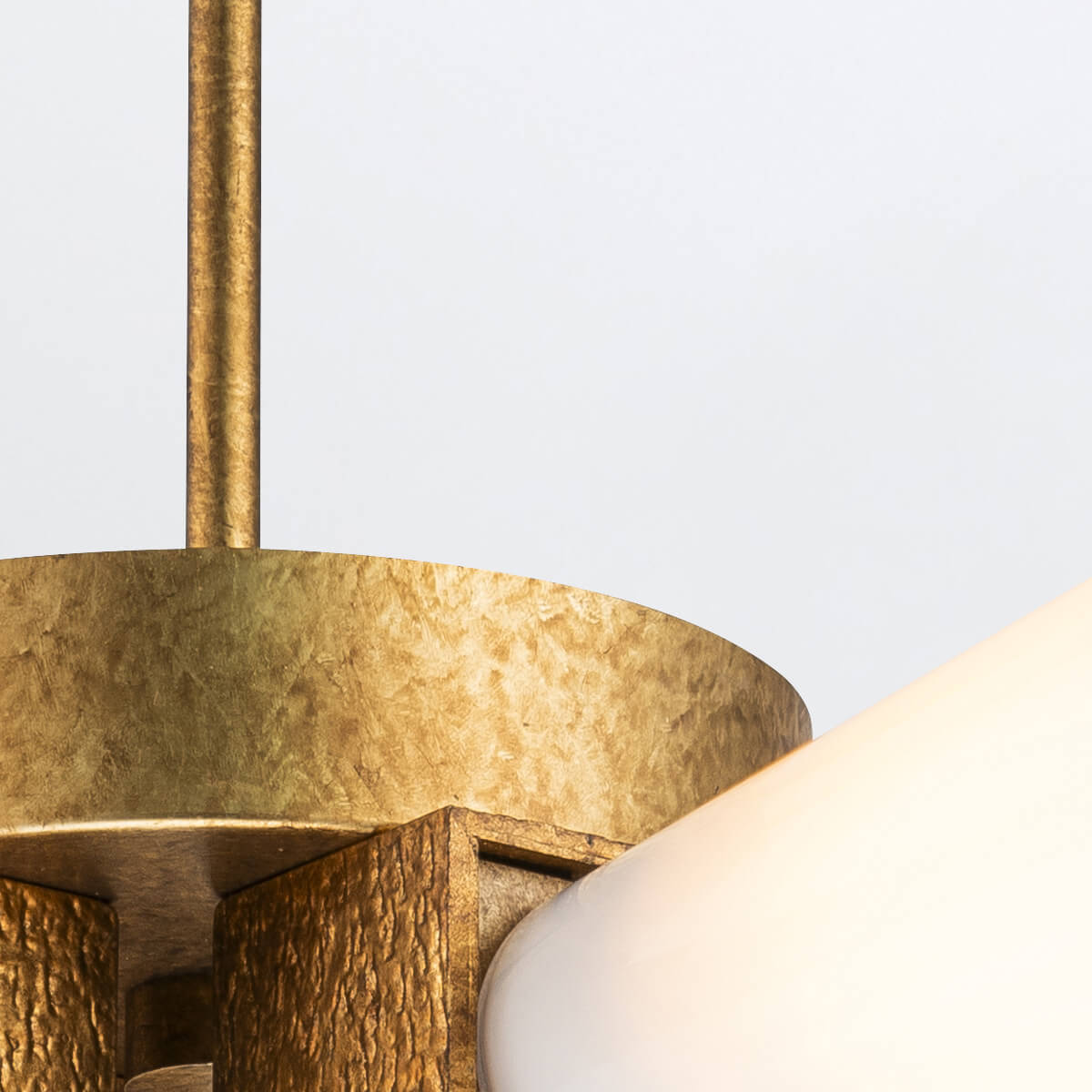 Vue de dessous montrant la rosace dorée et la tige filetée de fixation