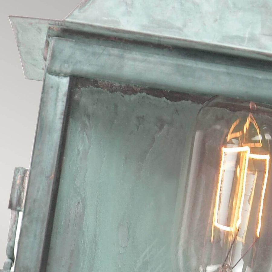 Gros plan de l'angle de la porte vitrée et de l'ampoule filament