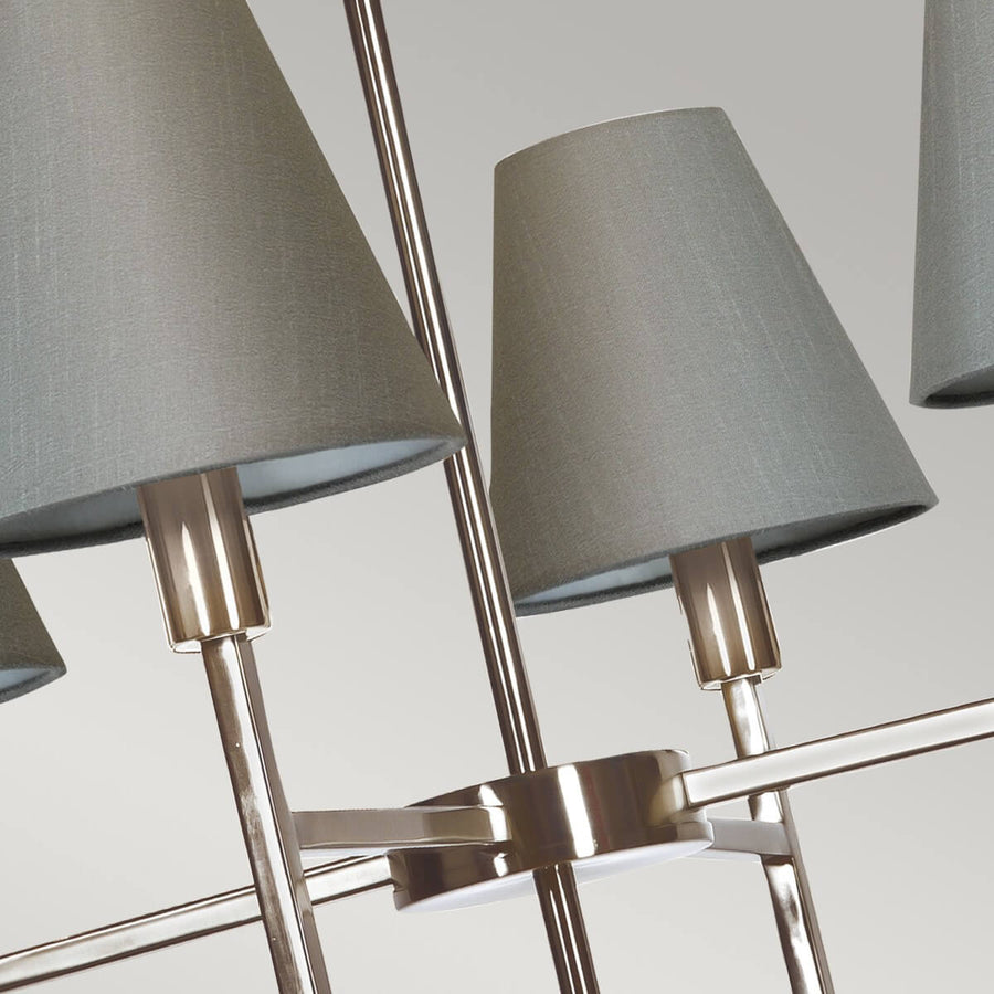 Détail du centre : bras croisés en métal nickelé et douilles cylindriques brillantes