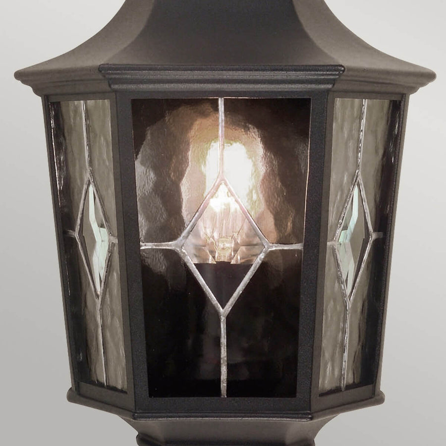 Panneau de verre central rétro-éclairé, motifs en losanges et cadre métallique.