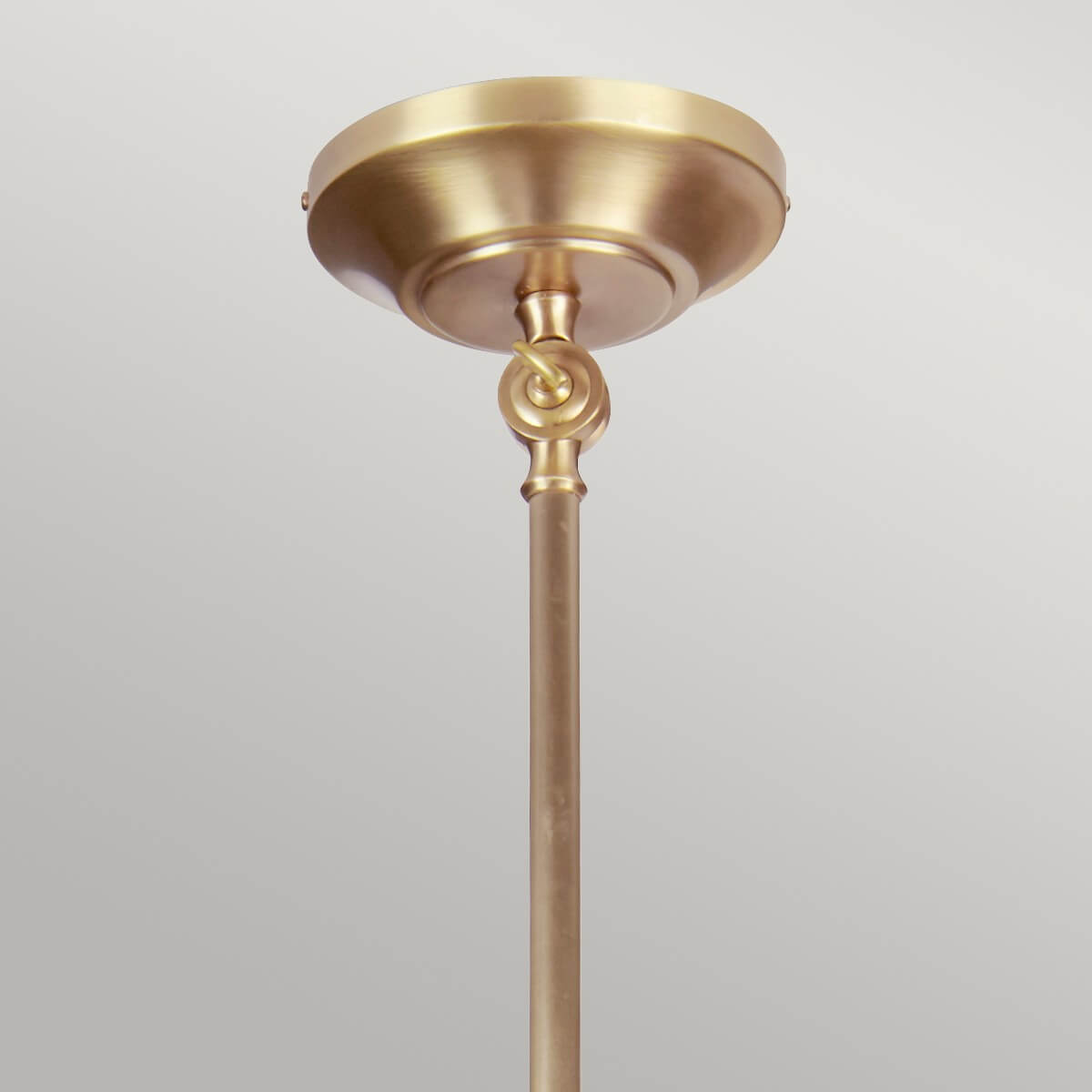 Détail de la rosace de plafond ronde et de la fixation