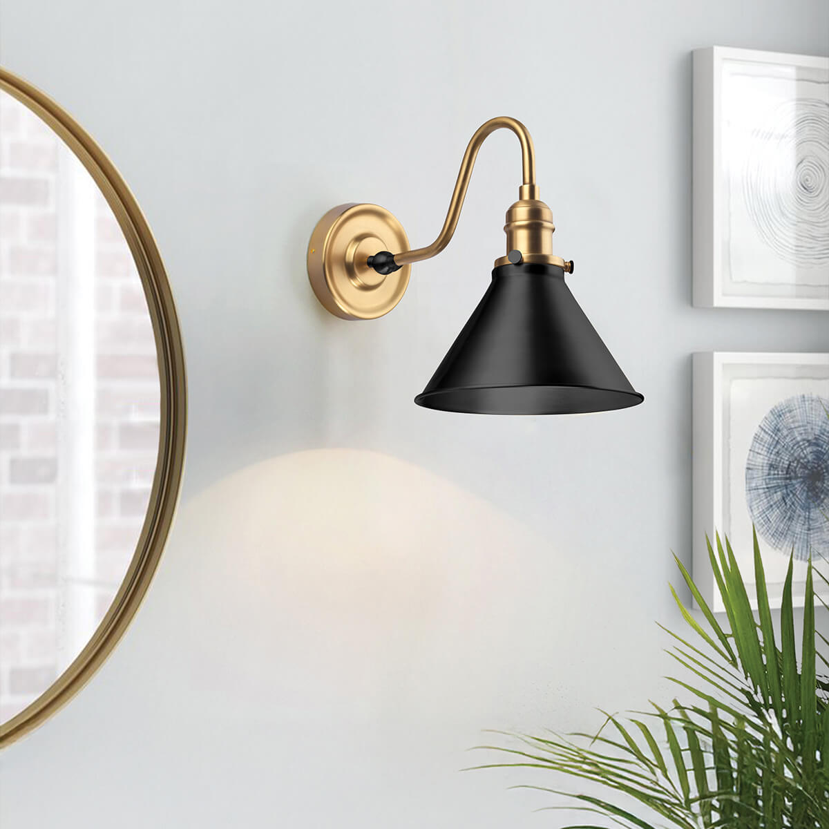 Mise en ambiance de l'applique allumée au-dessus d'un mur blanc et miroir