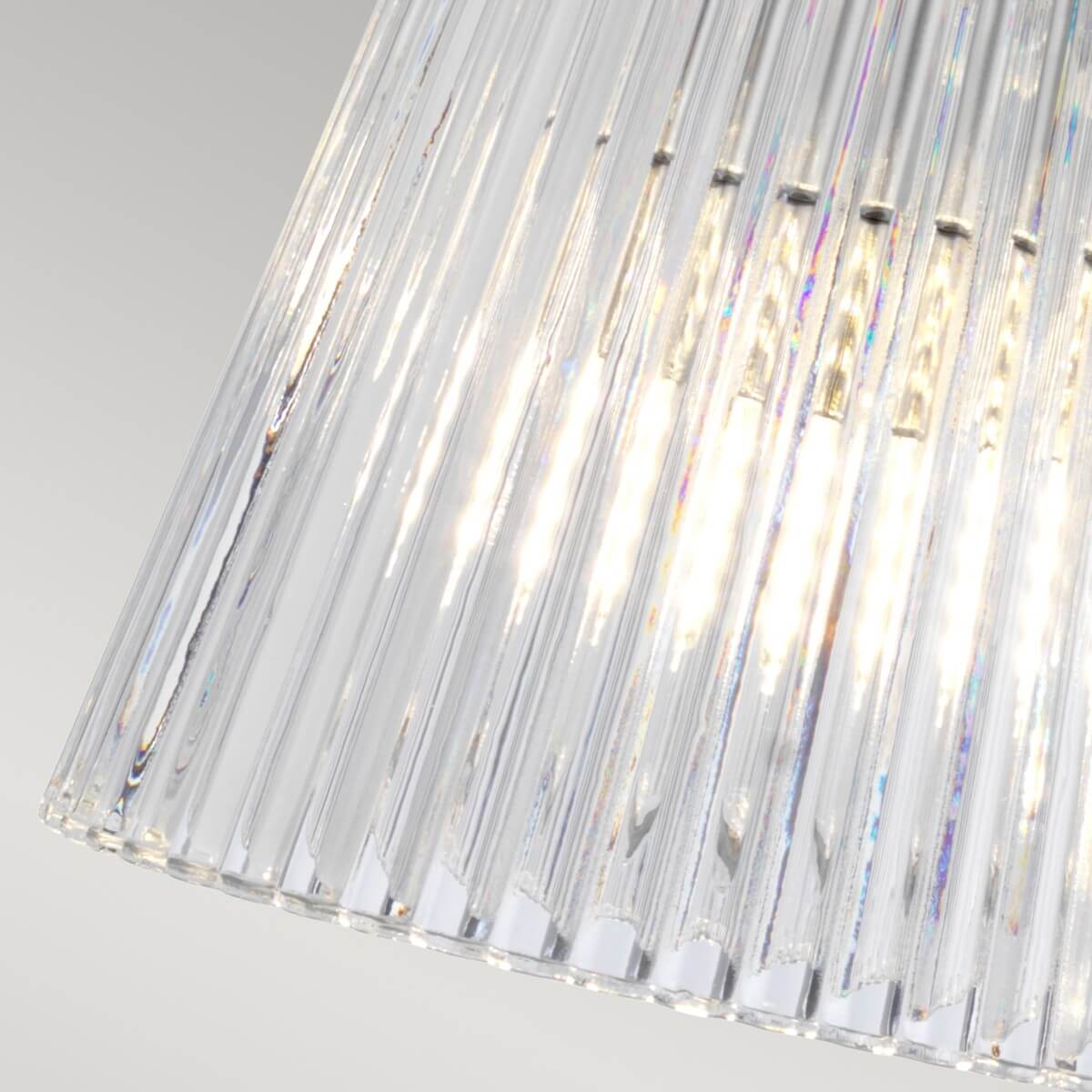 Gros plan du verre strié transparent laissant apparaître les filaments lumineux