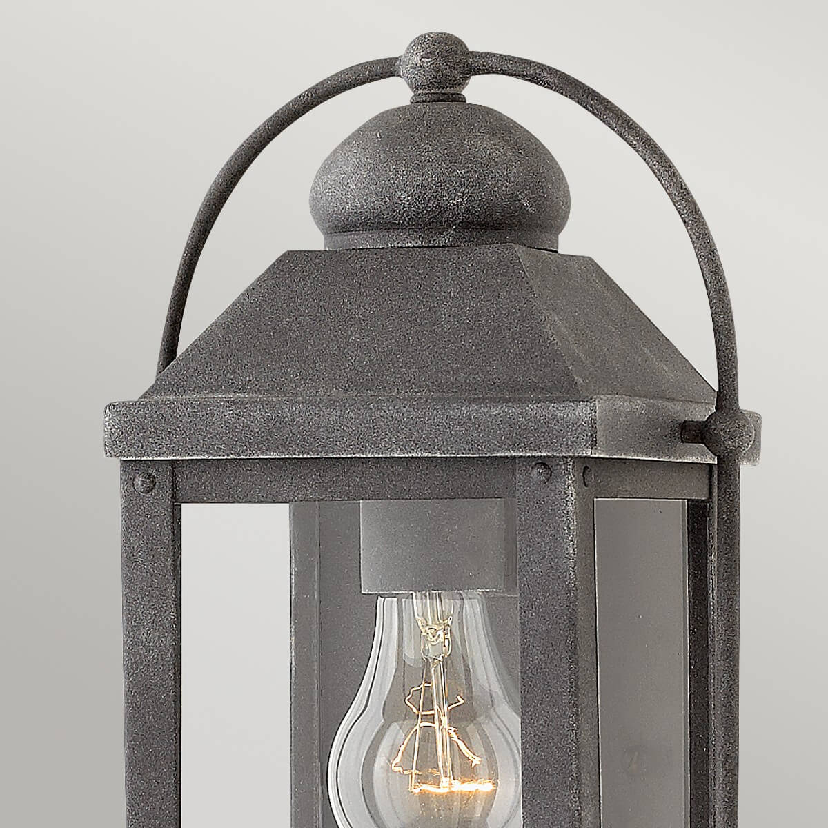 Détail du sommet : chapeau bombé texturé, anse métallique cintrée et rivets