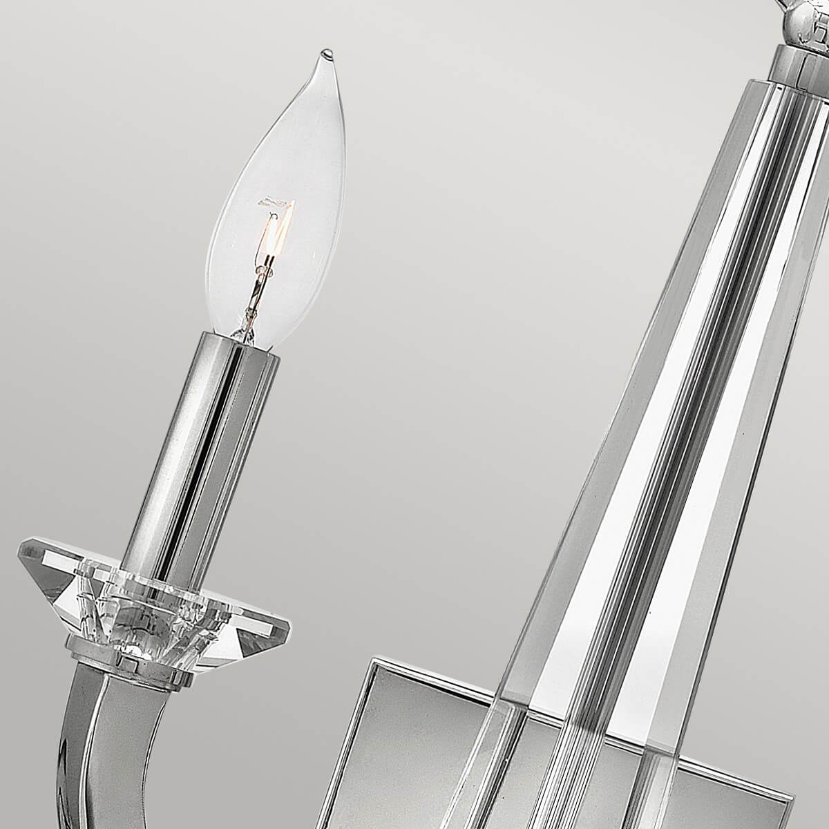 Détail de la douille chromée, bobèche de cristal et ampoule en forme de flamme