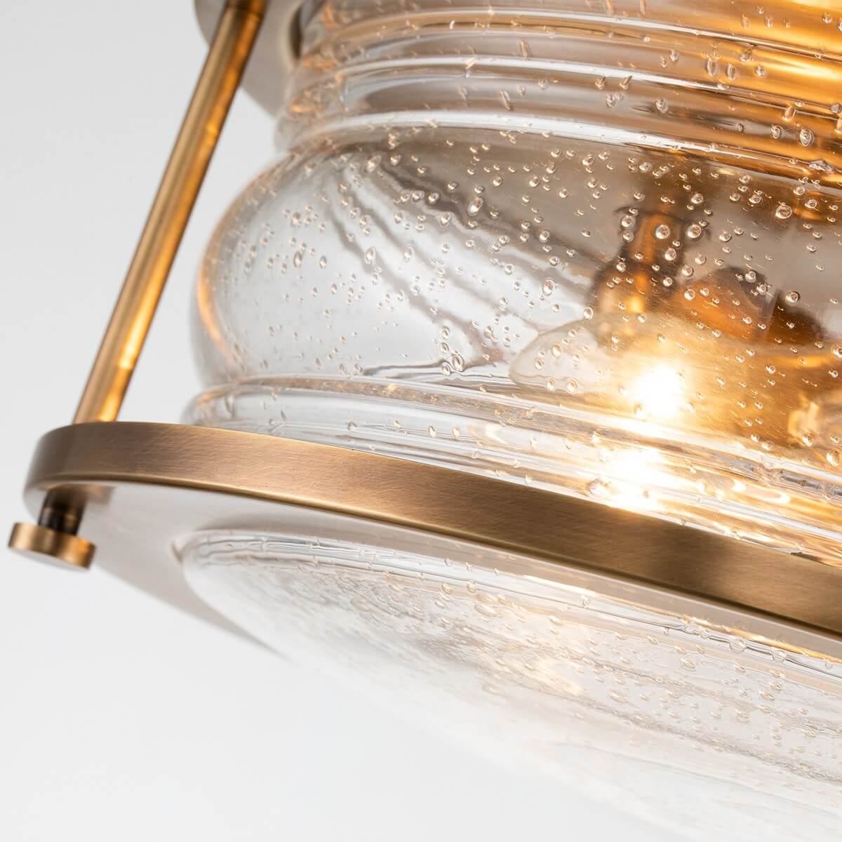 Vue rapprochée du verre bullé éclairé par les ampoules à l'intérieur