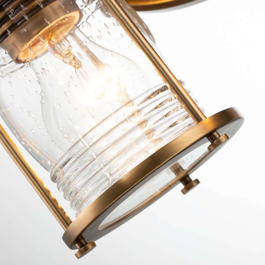 Gros plan du globe de verre bullé éclairé vu par le dessous