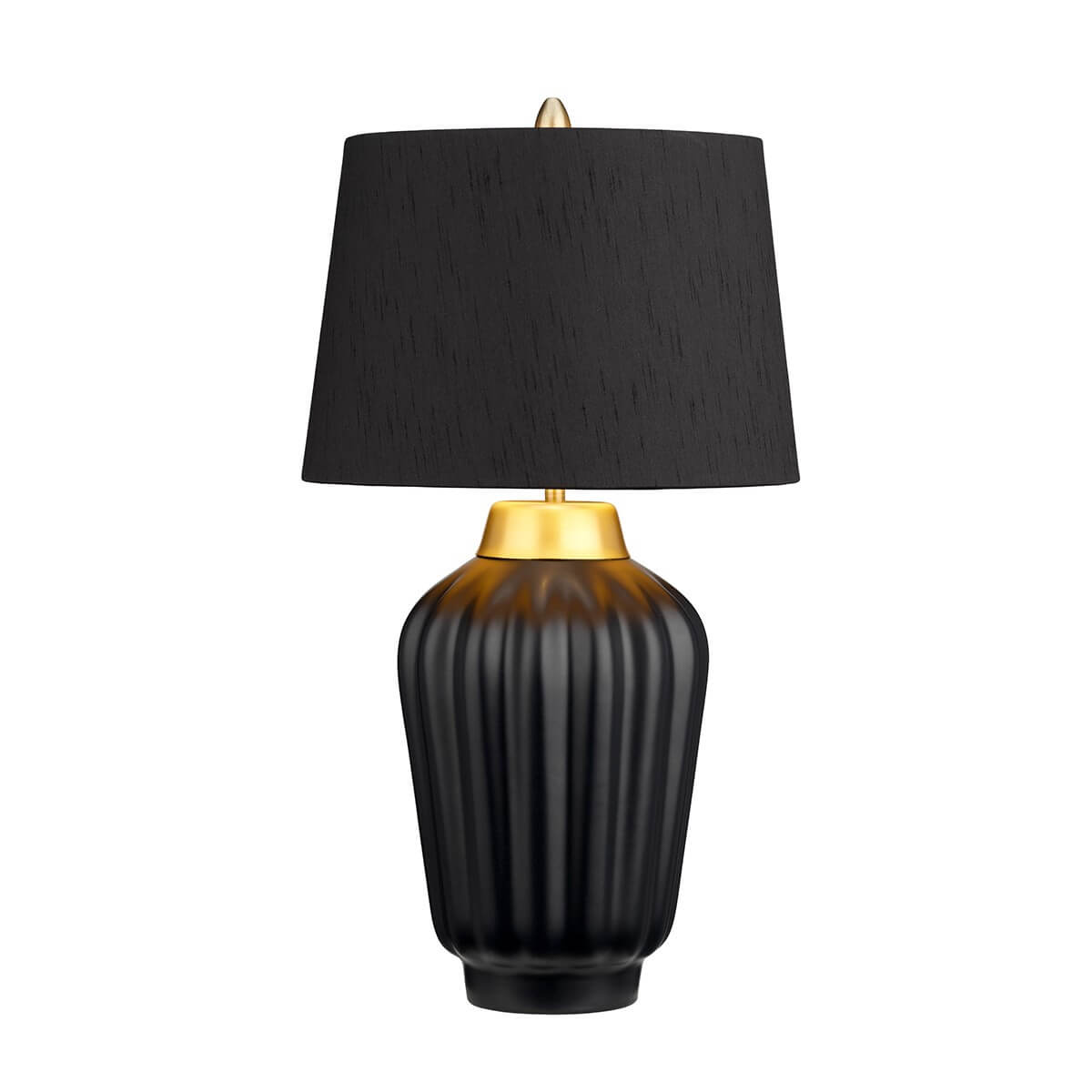 Même lampe allumée, lumière chaude soulignant les cannelures et le col laiton