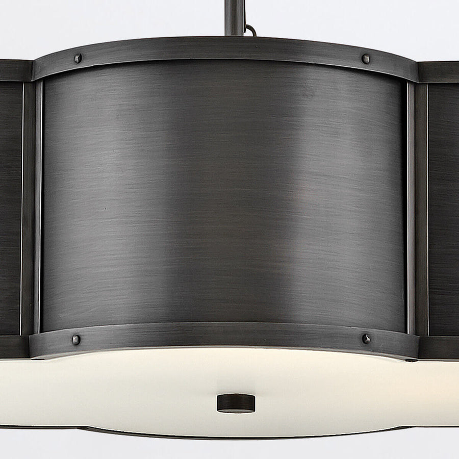 Vue de près d'un panneau courbe avec diffuseur inférieur et cabochon