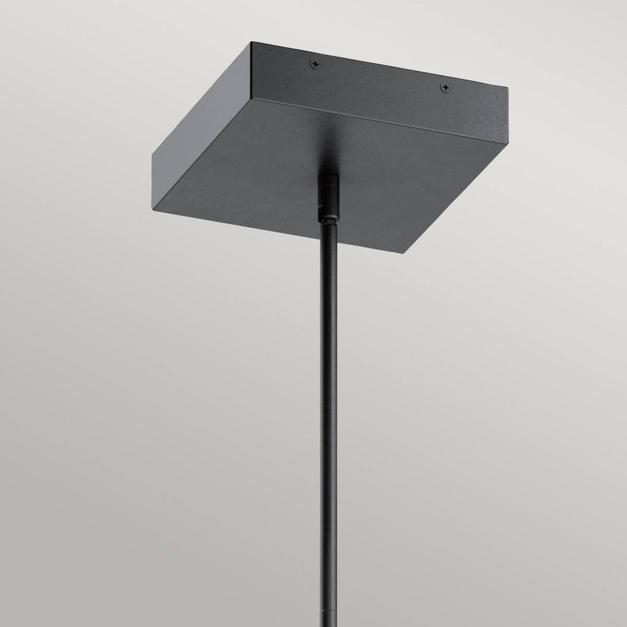 Détail de la platine carrée noire et de la tige de suspension verticale.