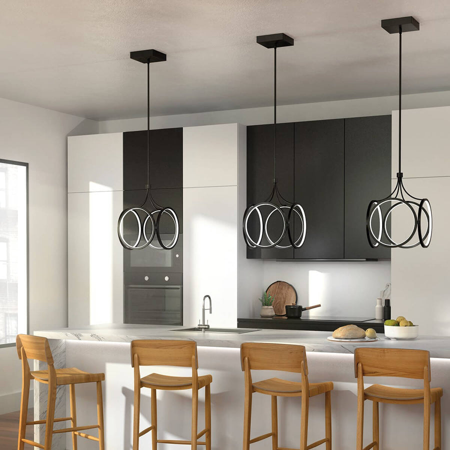 Vue en situation de trois luminaires suspendus au-dessus d'un plan de travail.