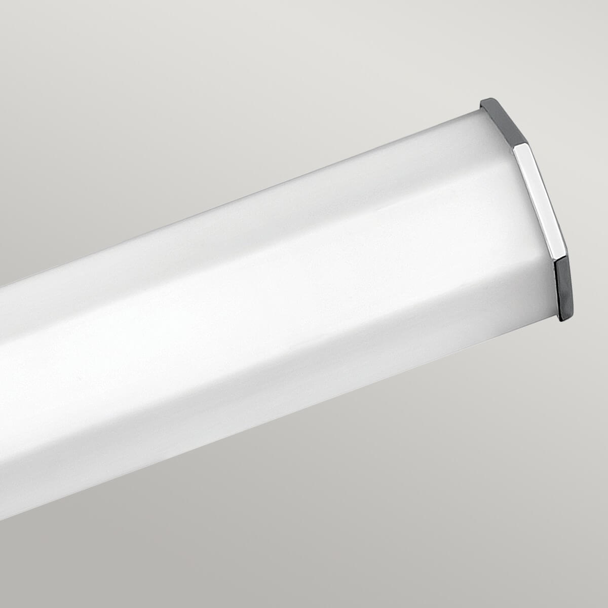 Gros plan de l'extrémité du tube de verre opalin et de son embout chromé biseauté