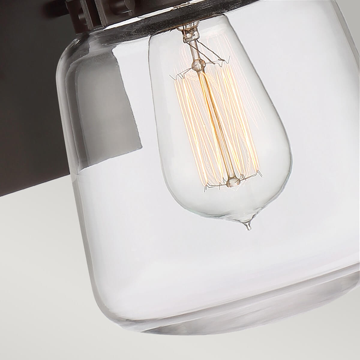 Vue rapprochée du globe en verre transparent et de l ampoule