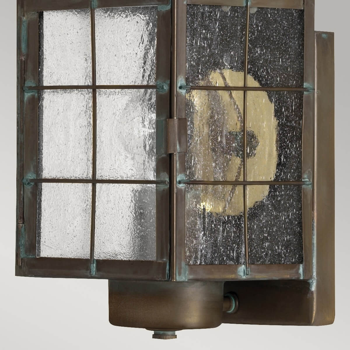 Détail du bas de l'applique, support mural et verre moucheté en contre-plongée.