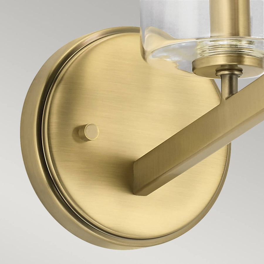 Détail de la rosace ronde en métal doré brossé et vis apparentes