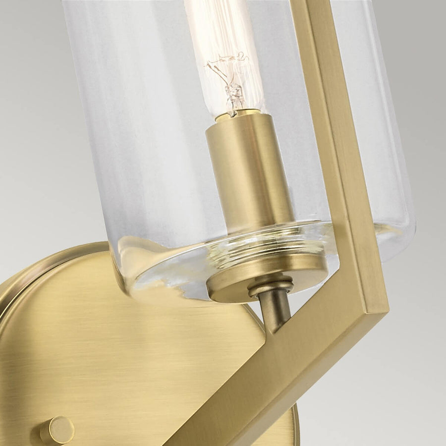 Gros plan sur la douille et l'ampoule placées dans le cylindre de verre