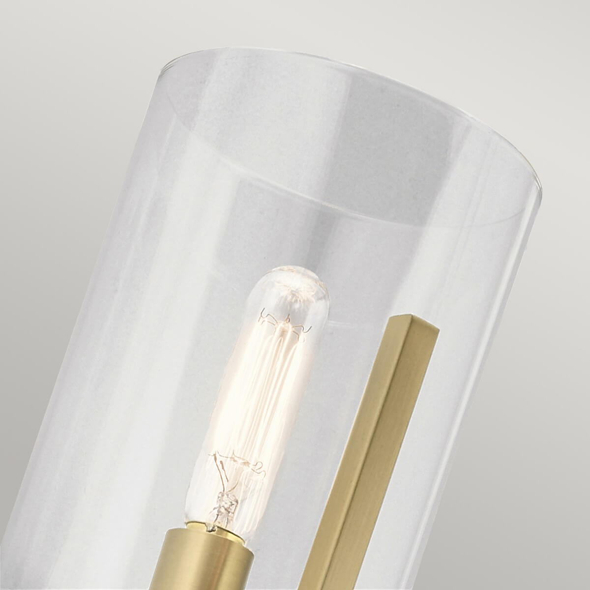 Détail du haut du verre transparent et de l'ampoule à filament