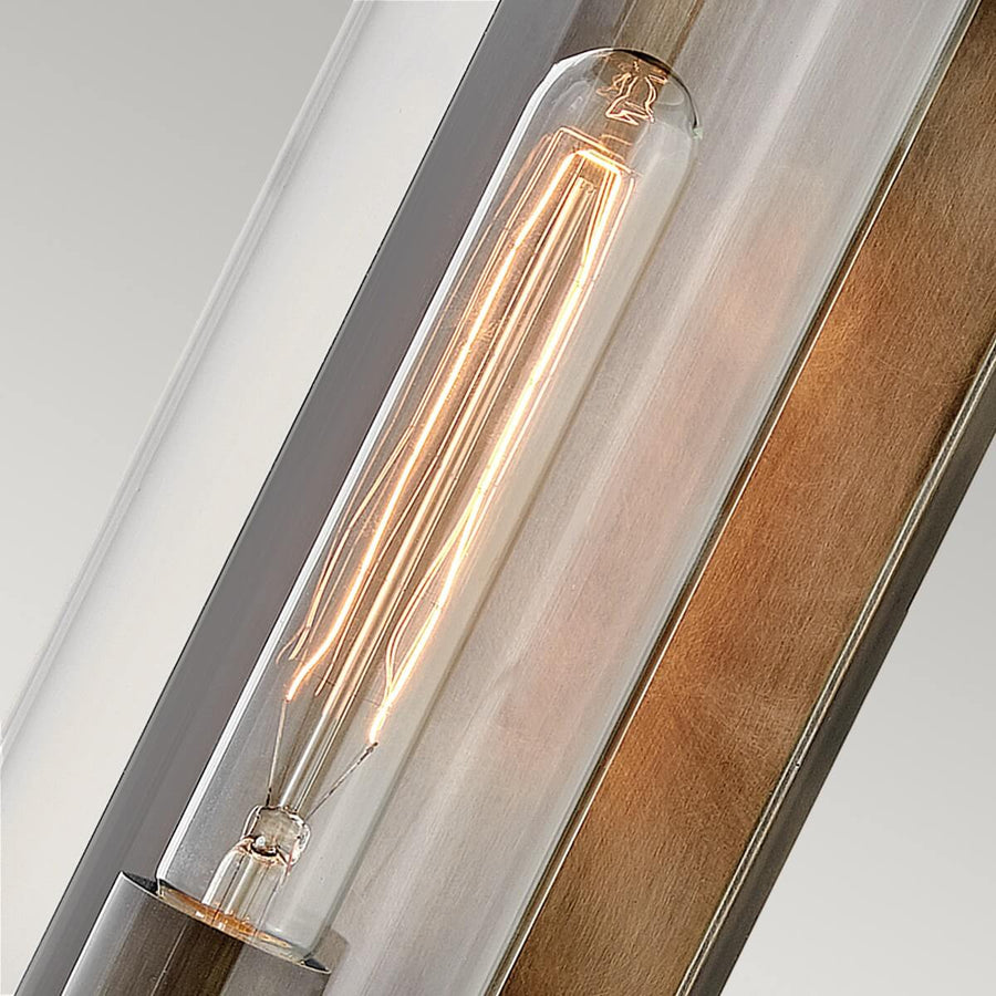Gros plan de l'ampoule filament Edison allumée dans le tube de verre
