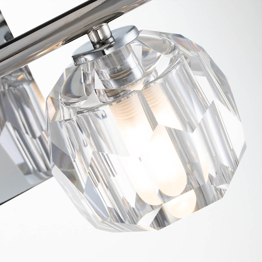 Gros plan sur un globe en cristal facetté éclairé par une ampoule chaude