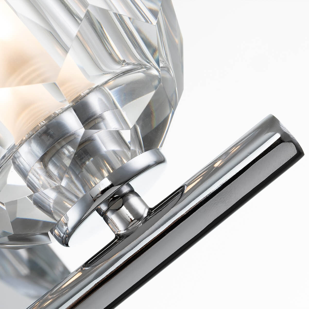 Détail du raccord chromé reliant la sphère de cristal à la barre horizontale