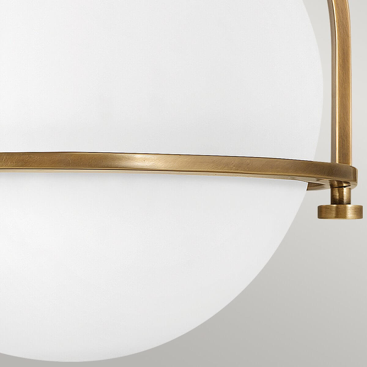 Plafonnier Heritage laiton et opale, verre