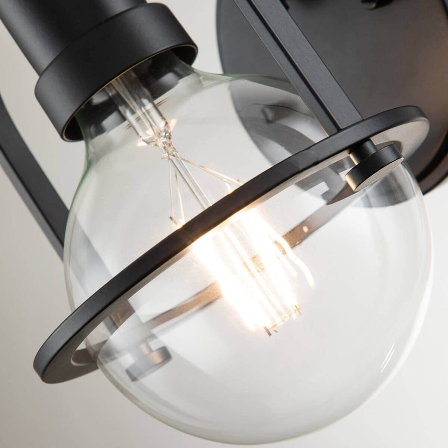 Gros plan du globe en verre éclairé par une ampoule à filament
