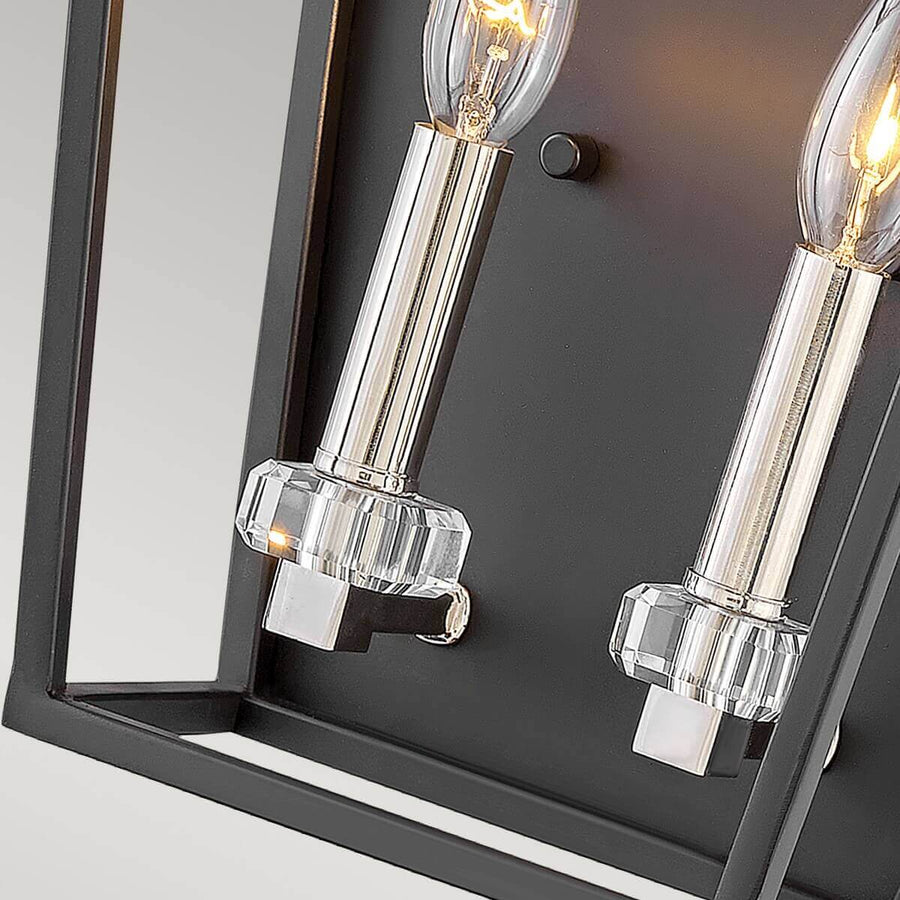 Détail des douilles nickel poli et socles de cristal facetté sous les ampoules