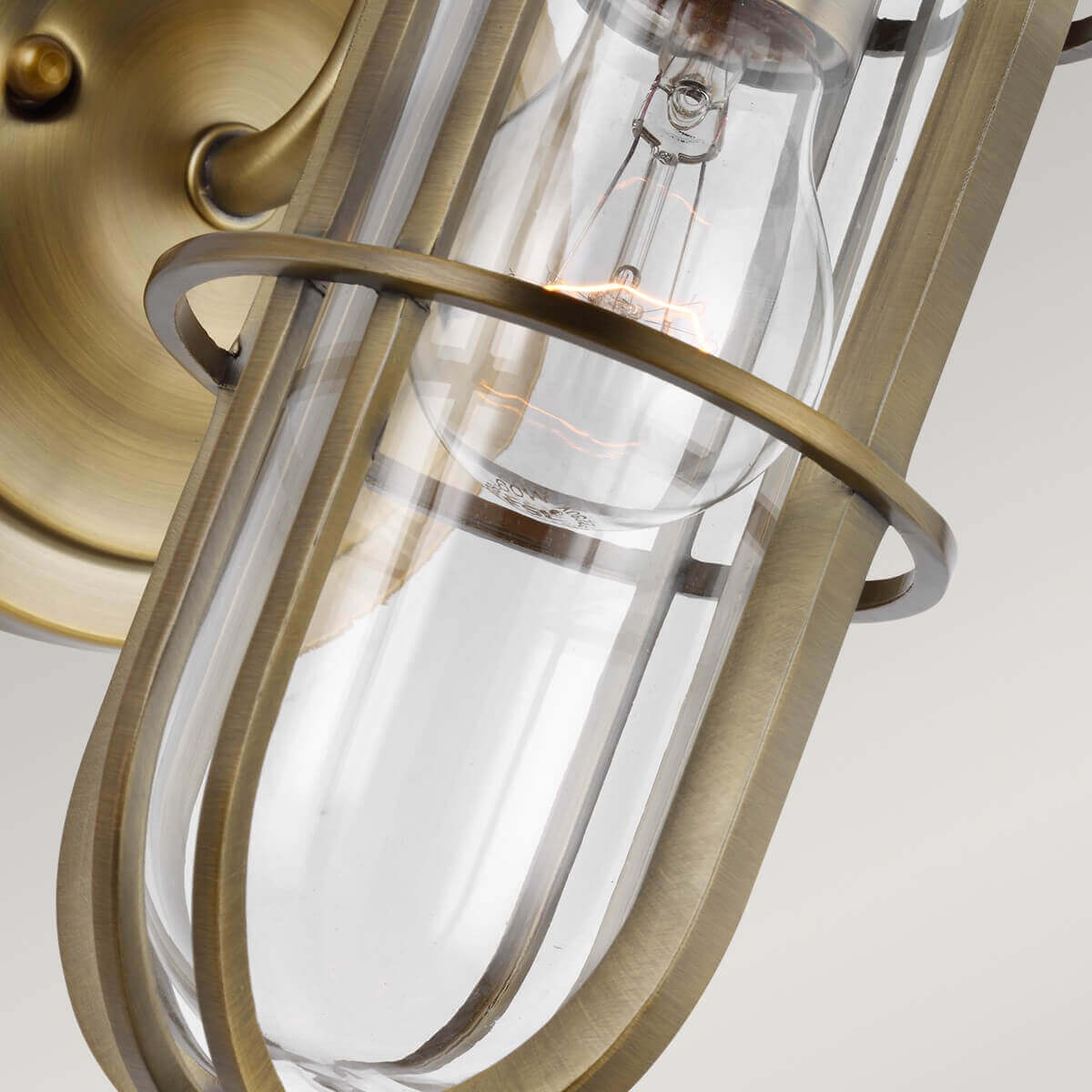 Vue rapprochée du verre transparent, de l'ampoule et des tiges métalliques.