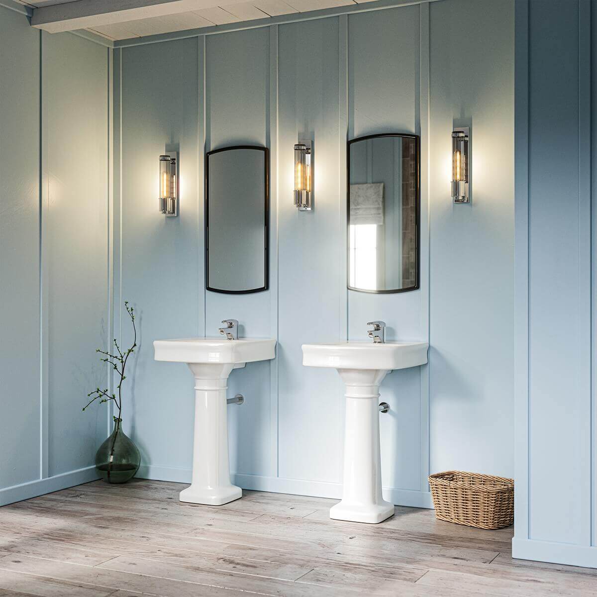 Mise en ambiance dans une salle de bain bleue avec deux vasques et miroirs