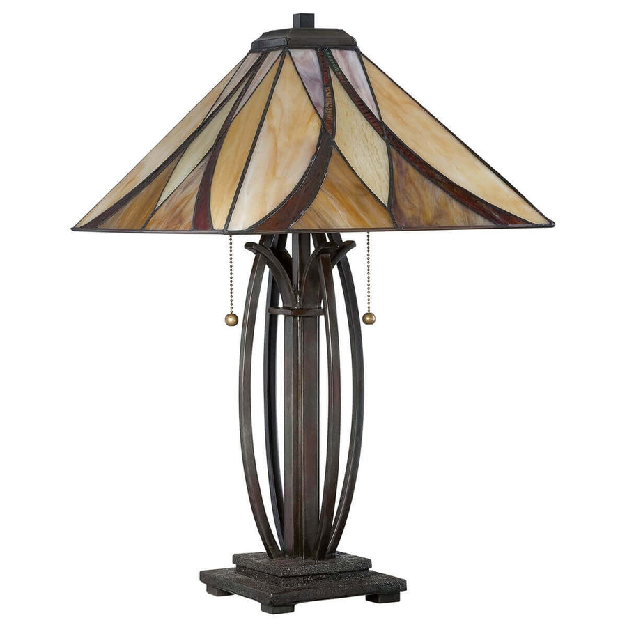 Vue de face du luminaire, abat-jour en verre Tiffany, chaînettes et base en bronze foncé.