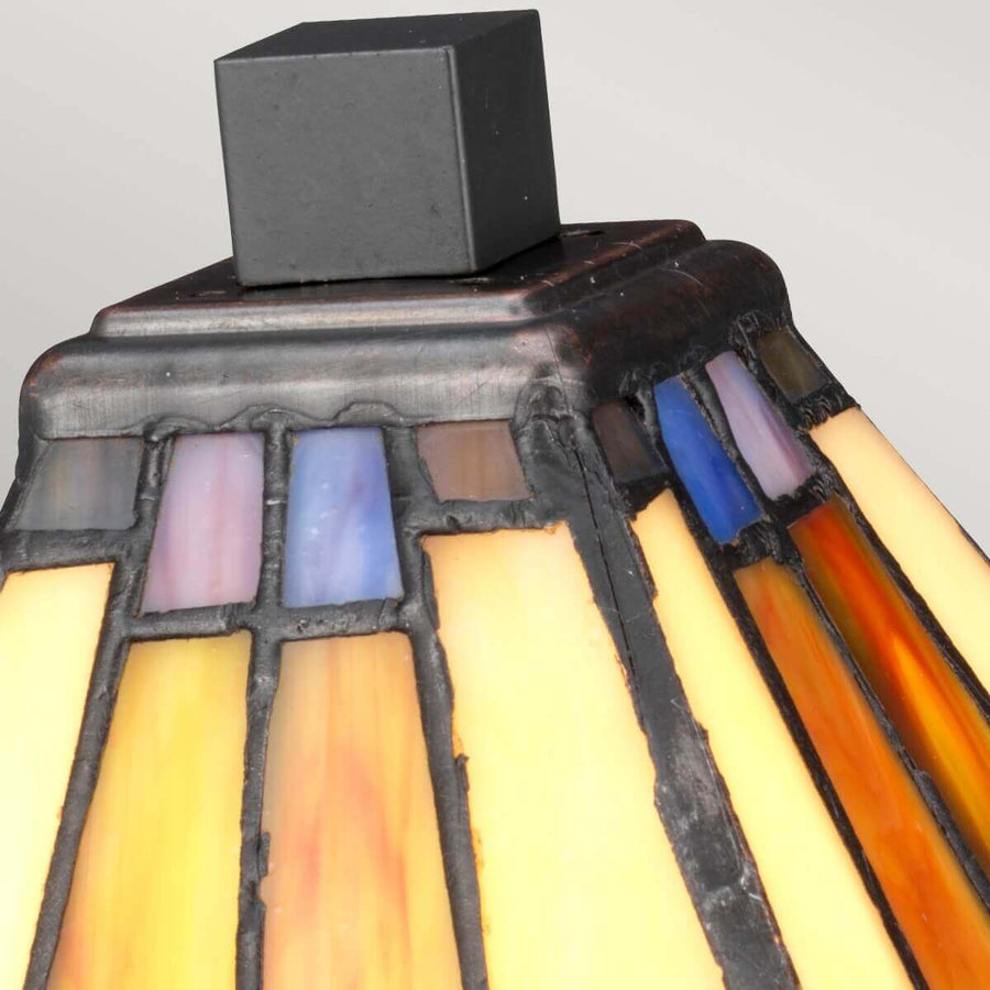Détail du sommet de l'abat-jour avec cube métallique et verres colorés sertis.