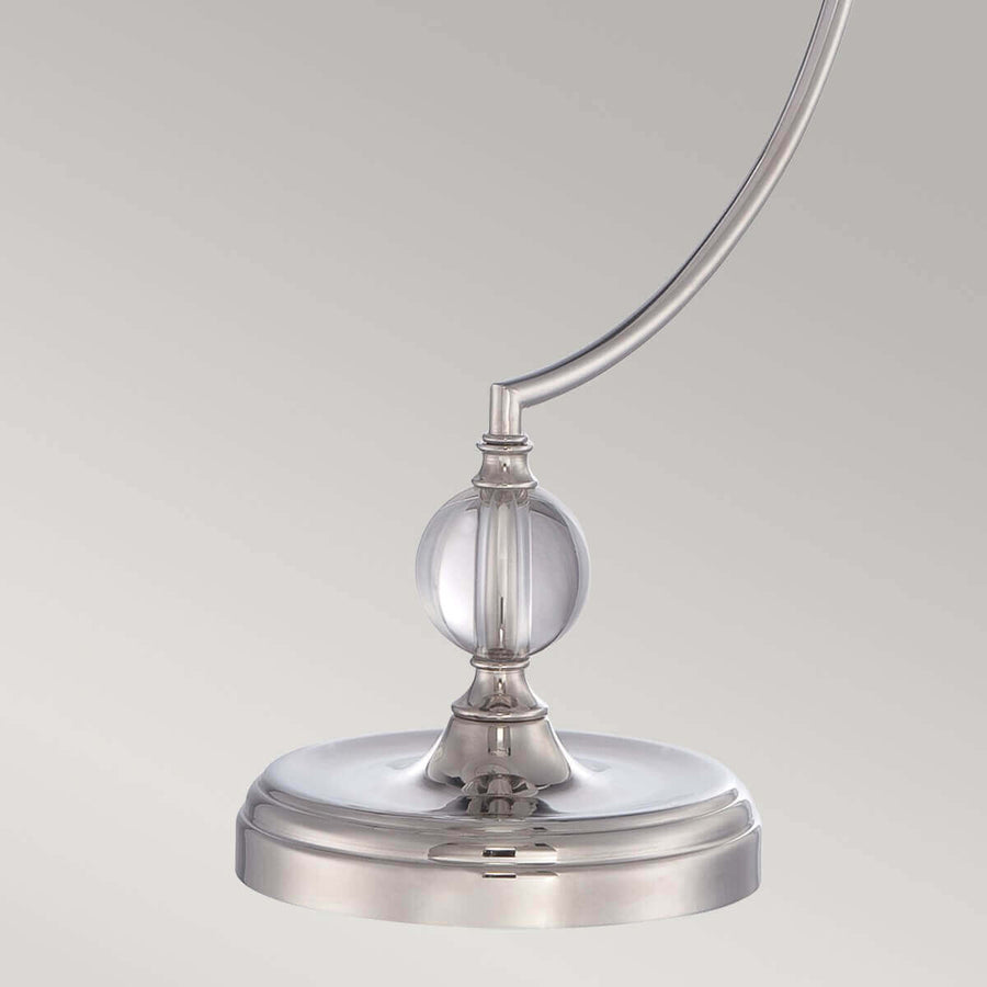 Détail de la base ronde et de la sphère en verre sur tige nickelée.