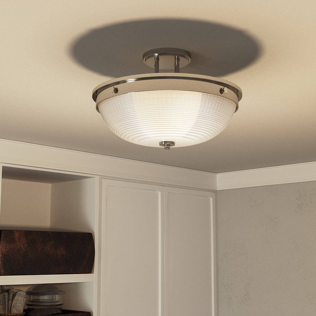 Mise en ambiance du luminaire allumé au plafond d'une pièce claire