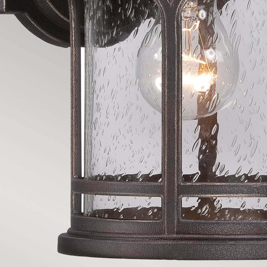 Gros plan sur le verre granité et l'ampoule allumée à l'intérieur