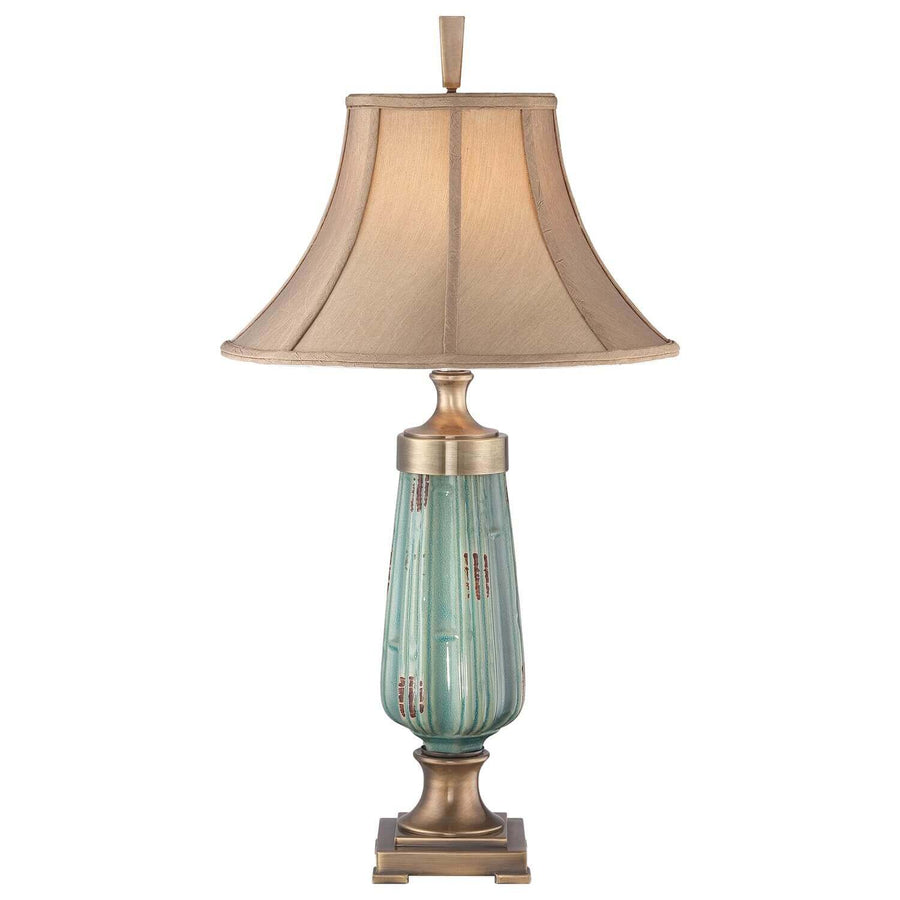 Lampe à poser vue de face, pied céramique vert et abat-jour beige