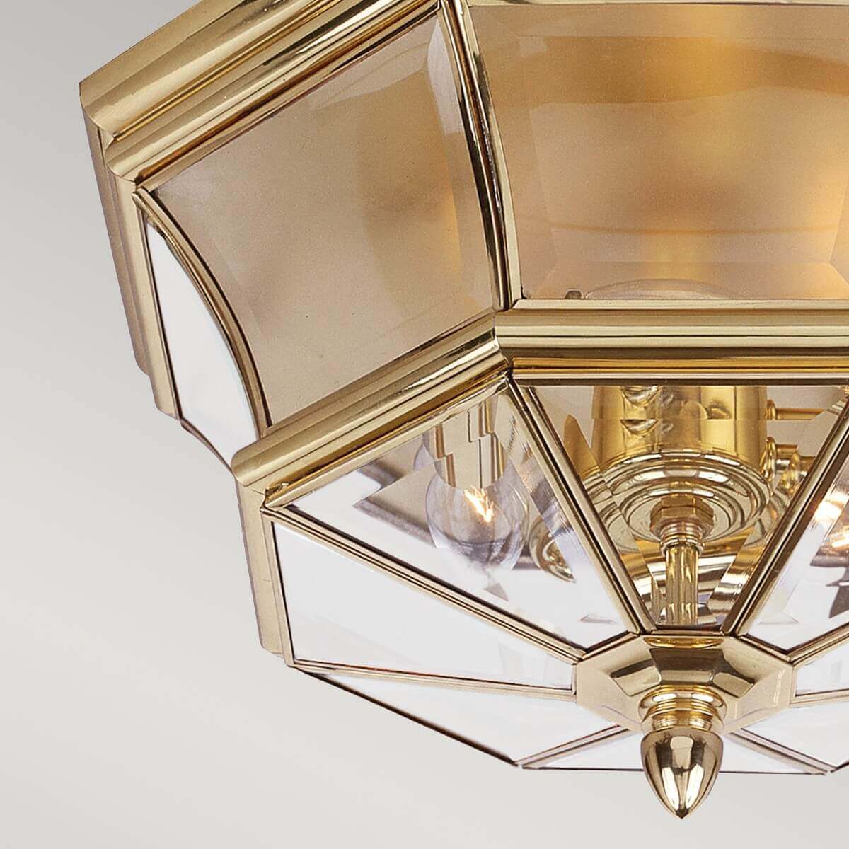 Détail d'angle du cadre en laiton doré et du verre transparent biseauté