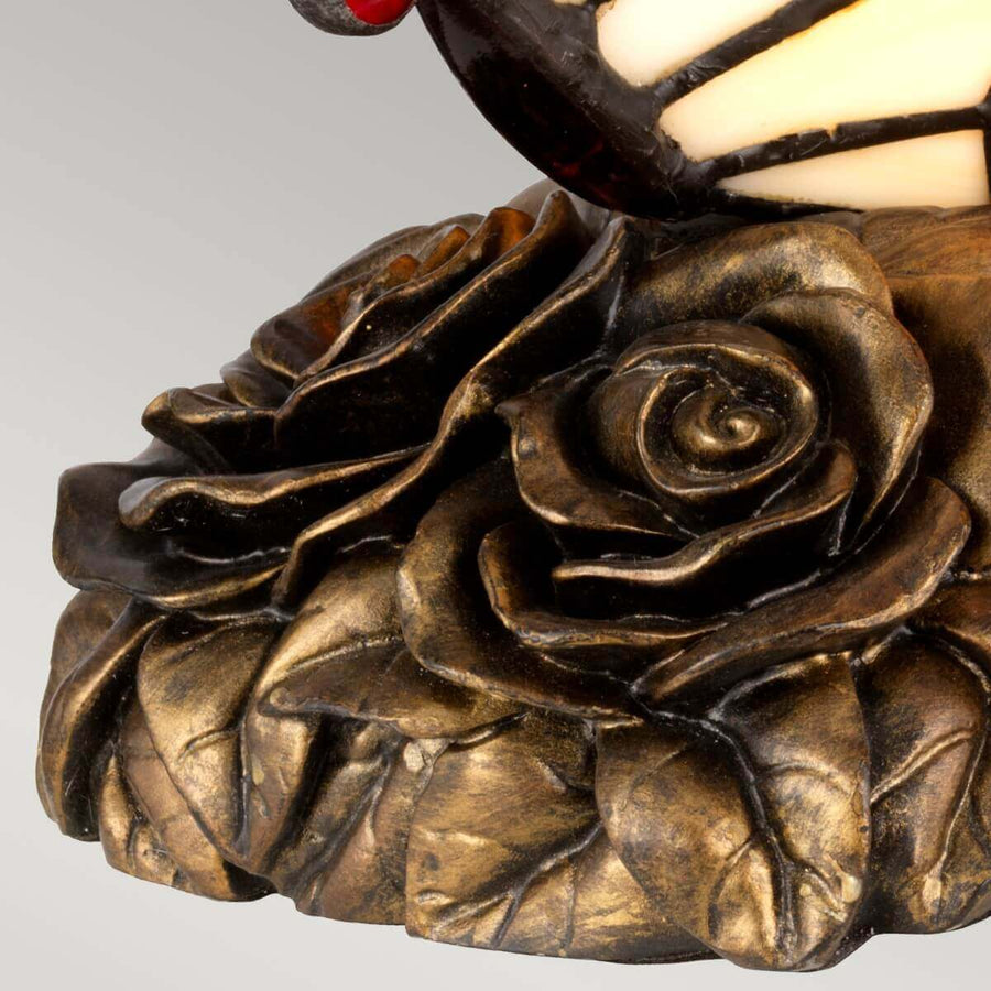 Détail de la base en bronze doré sculptée de roses et de feuilles