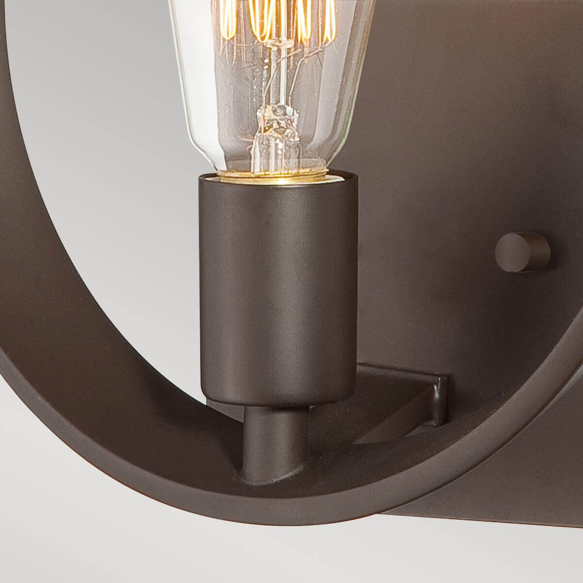 Gros plan sur la douille cylindrique bronze et le bas de l'ampoule à filament