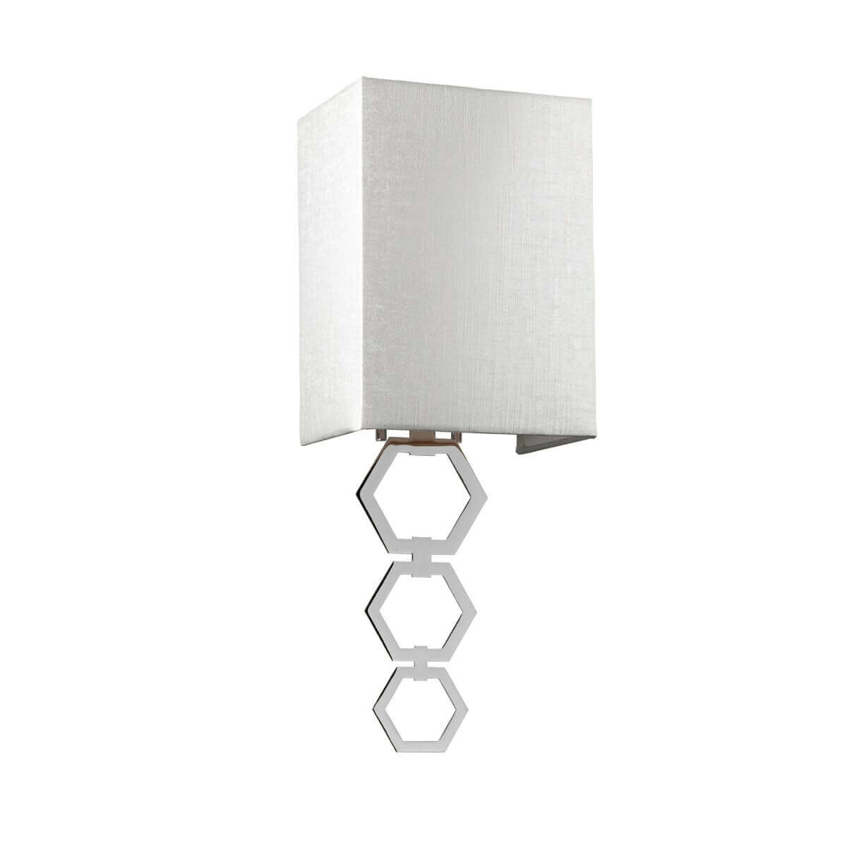 Vue du luminaire éteint, abat-jour crème et maillons hexagonaux chromés suspendus