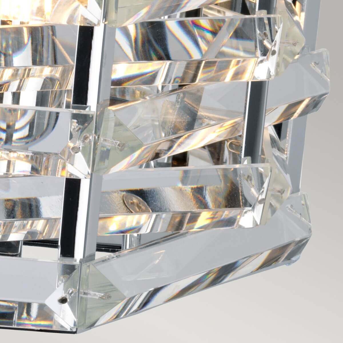 Gros plan des facettes de cristal et des reflets irisés sur la structure métallique