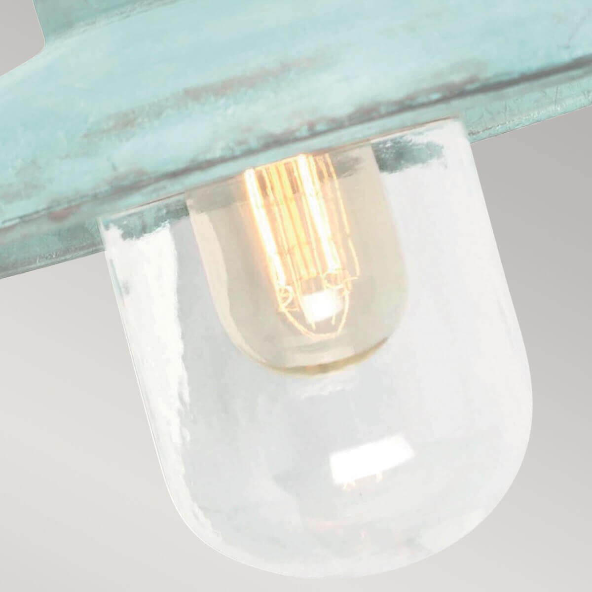 Zoom sur le verre transparent et l'ampoule filament allumée à l'intérieur