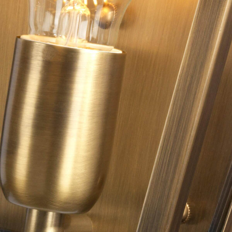 Gros plan de la douille cylindrique et de l'ampoule à filament allumée