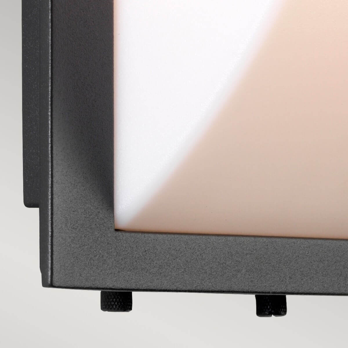 Détail du bas de l'applique montrant le cadre anthracite et les fixations